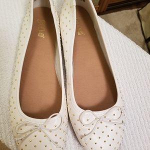 Brash brand white flats